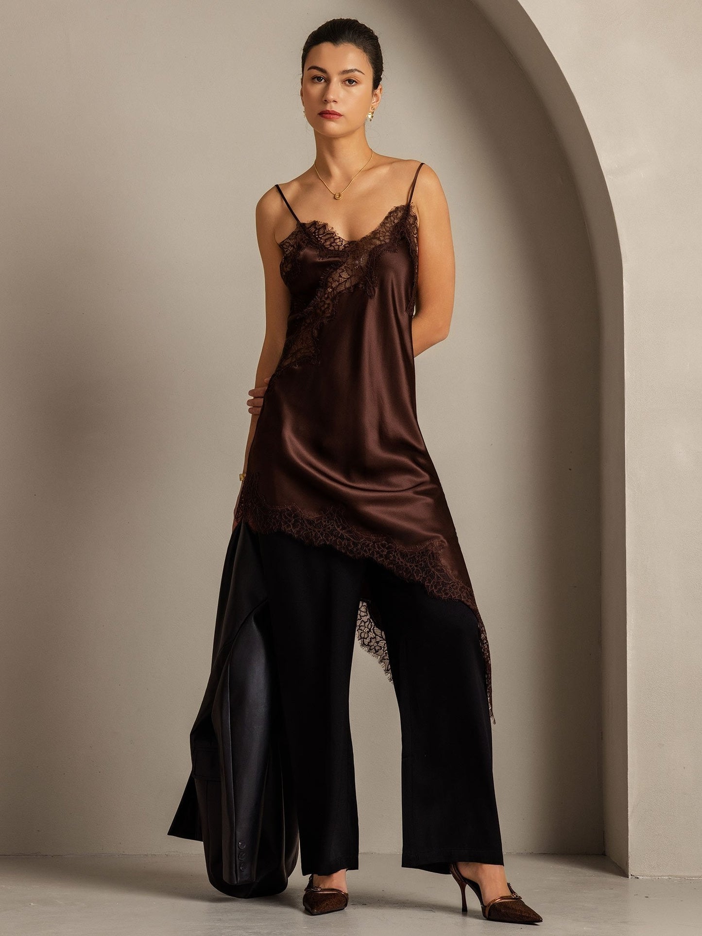 Rosstef 100% Dut İpek V Yaka Asymmetrical Hem Slip Kısa Elbise ile Dantelli Design