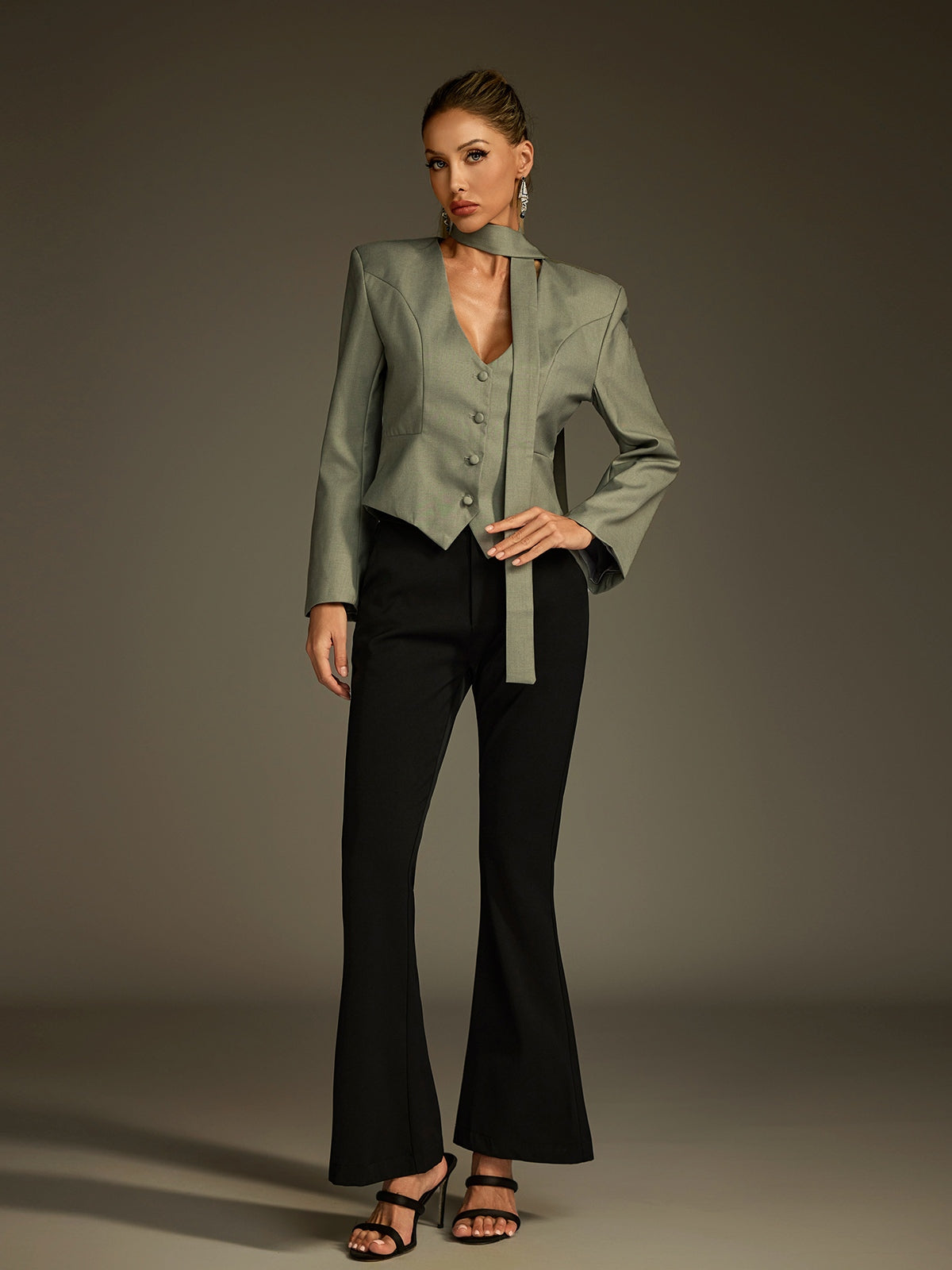 Rosstef Lucrece V Yaka Scarf Blazer Ceket: Zarif ve Moderniteyi Bir Araya Getiren