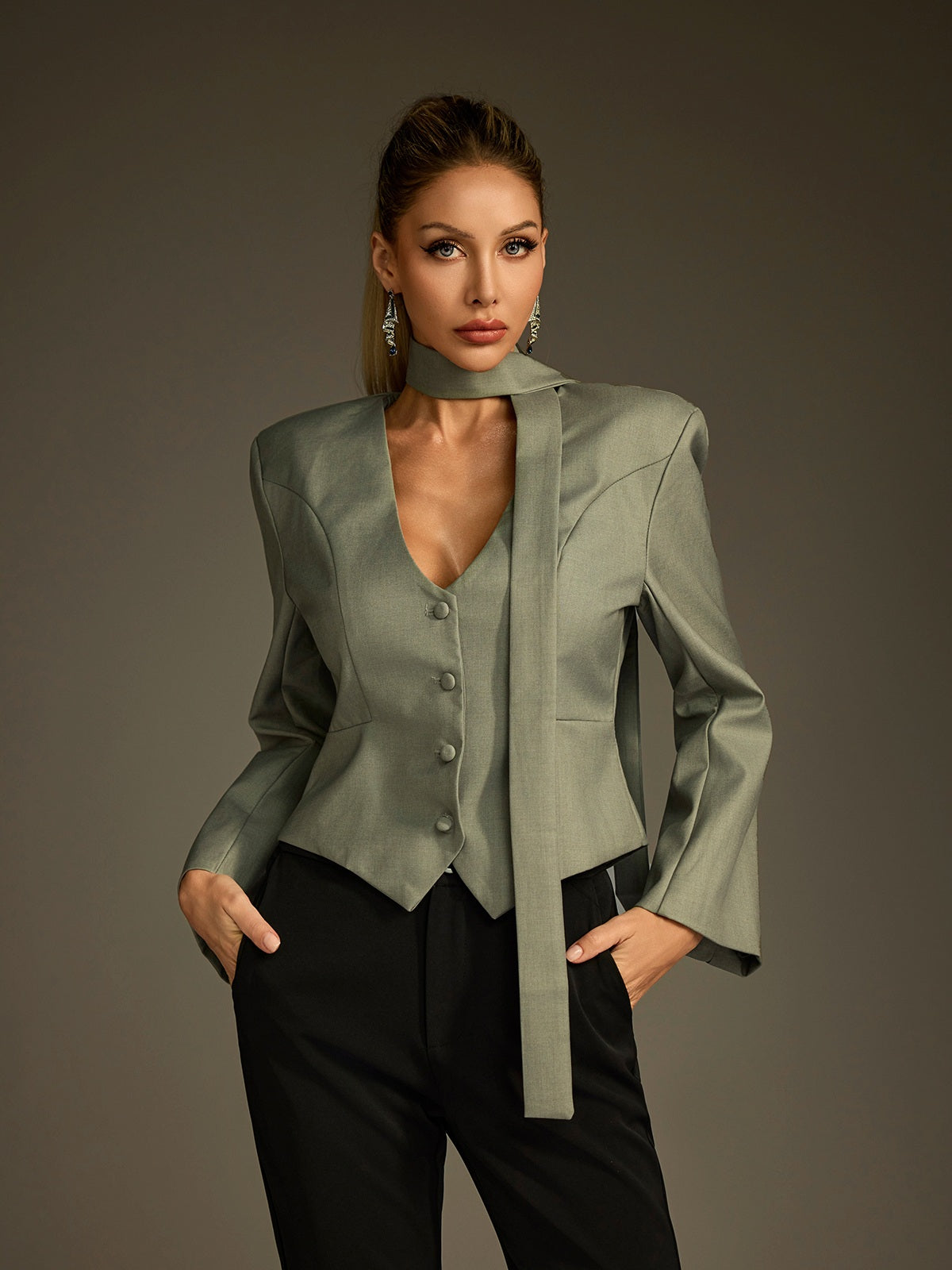 Rosstef Lucrece V Yaka Scarf Blazer Ceket: Zarif ve Moderniteyi Bir Araya Getiren